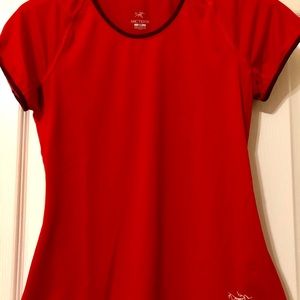 ARCTERYX RED ATHLETIC TEE.